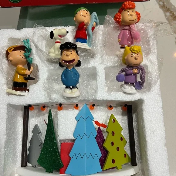 Vintage Department 56 “Peanuts Tree Lot” Set - Red, Green, Blue - Picture 2 of 5